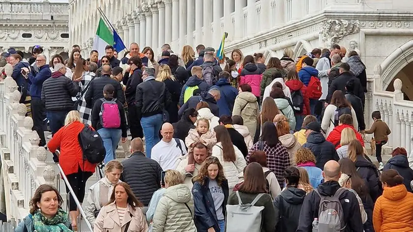 Turisti a Venezia (foto Interpress)