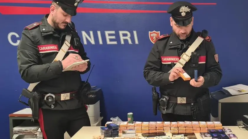 I carabinieri con l'hashish sequestrato