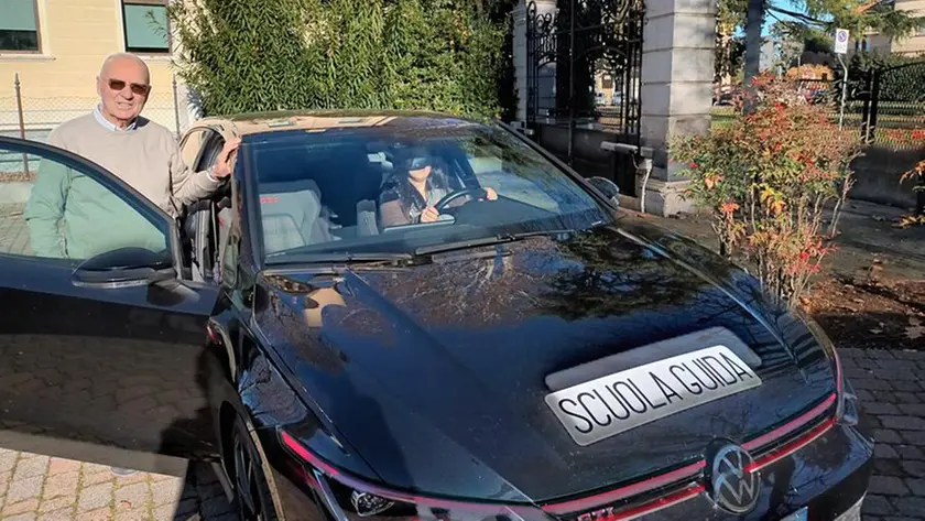 Cesare Anzanello con un'auto della sua scuola guida