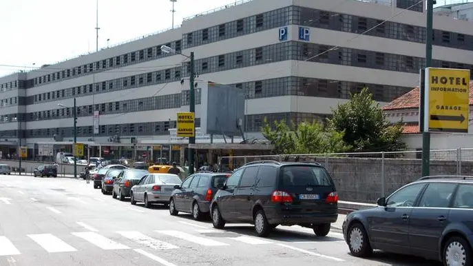 Auto in colonna all'ingresso del parcheggio in Piazzale Roma