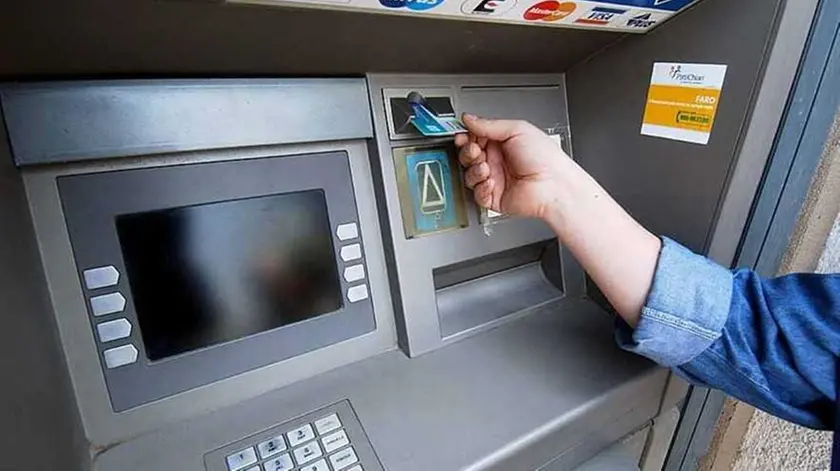 Dopo il furto, i ladri hanno subito prelevato al bancomat