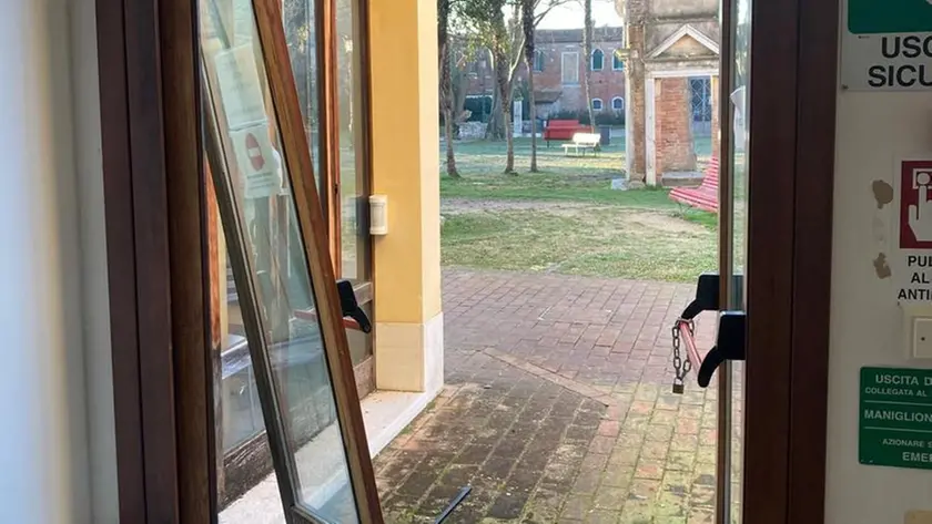 La porta divelta del centro sportivo Sant'Alvise