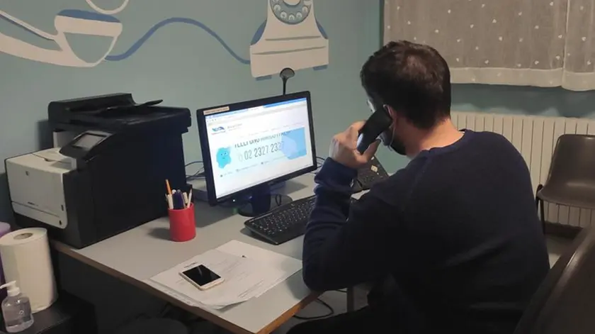 Un operatore di Telefono Amico