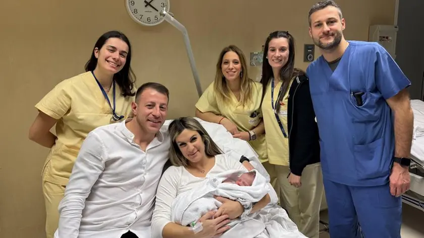 Nella foto, Gregorio, il primo nato del 2025 negli Ospedali dell'Ulss 3, con i genitori e l'équipe ostetrica dell'Angelo