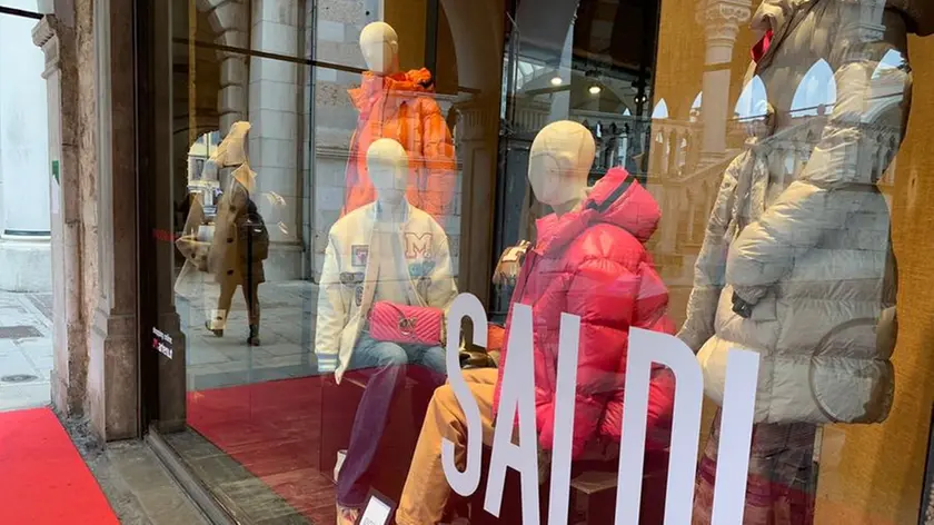 Una delle vetrine in centro con i saldi di fine stagione
