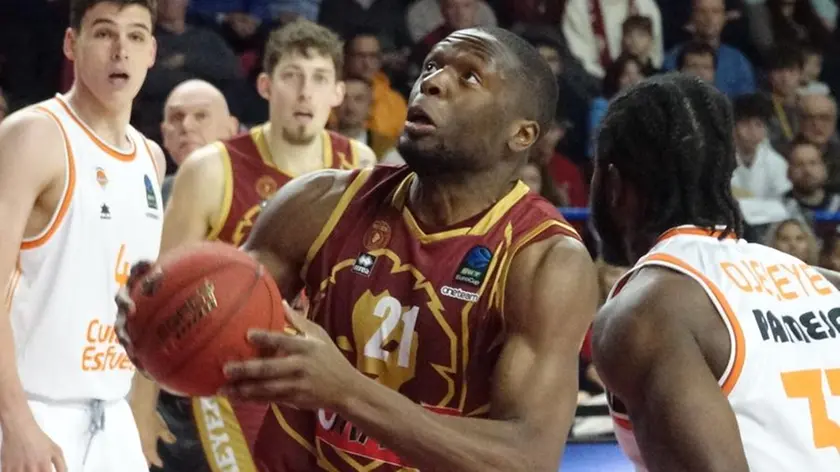 Mfiondu Kabengele, lungo della Reyer, contro Valencia