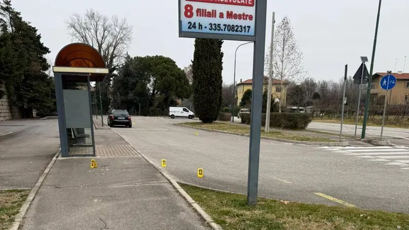 Il parcheggio del cimitero di Marghera con i rilievi dei carabinieri