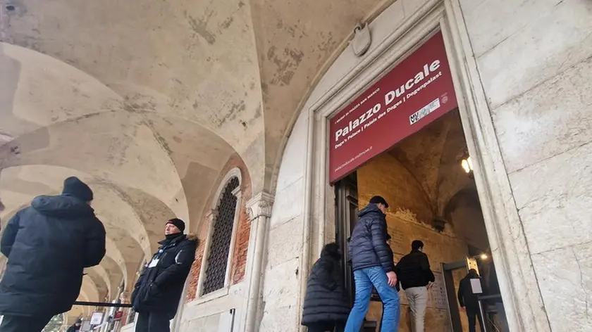 Turisti a Palazzo Ducale (foto Interpress)