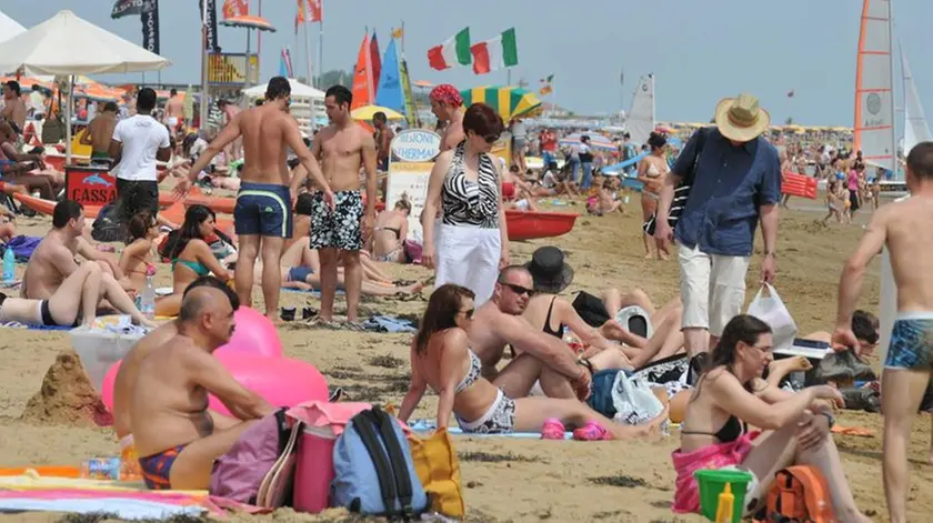 Uno scorcio della spiaggia di Bibione gremita di turisti