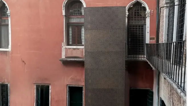 Il rendering del nuovo ascensore previsto nel cortile a Venezia