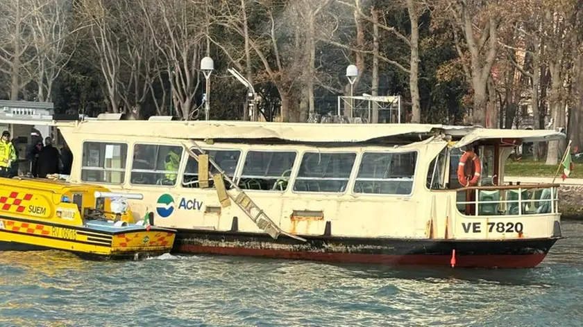 Il vaporetto coinvolto nello scontro vicino a Sant'Elena