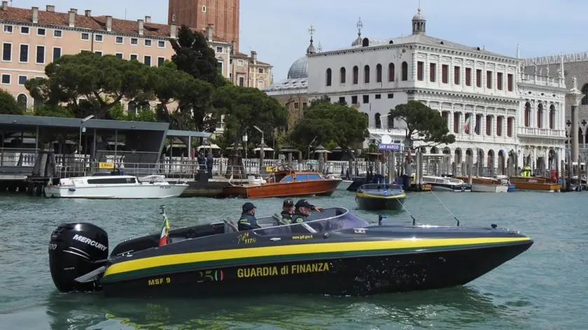 Una imbarcazione della Finanza in bacino di San Marco