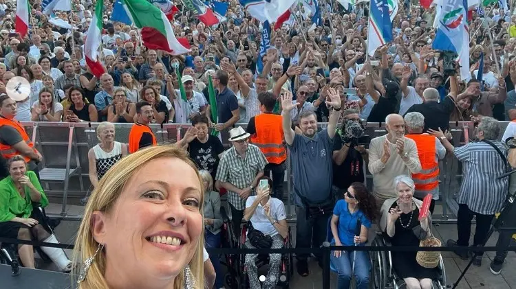 mestre, elezioni politiche, il tour elettorale di giorgia meloni, comizio, il selfie con la folla