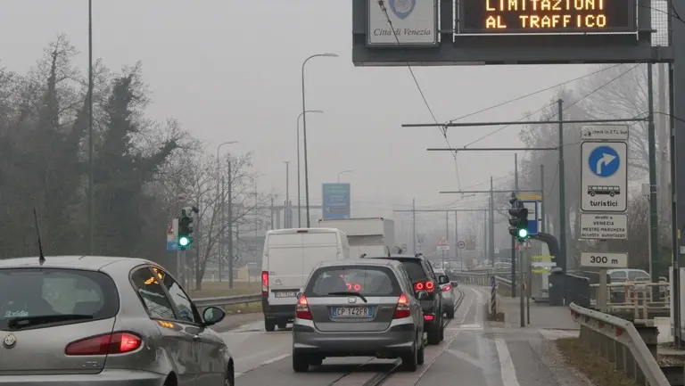 Lo smog su Mestre ma le auto elettriche non decollano