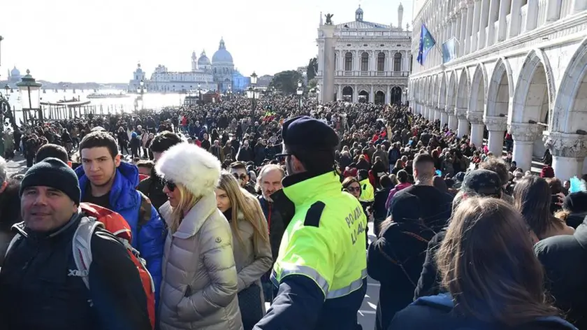 Folla di turisti a Venezia