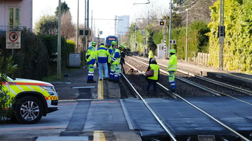 Il personale delle Ferrovie sul luogo dell’incidente (foto Pòrcile)