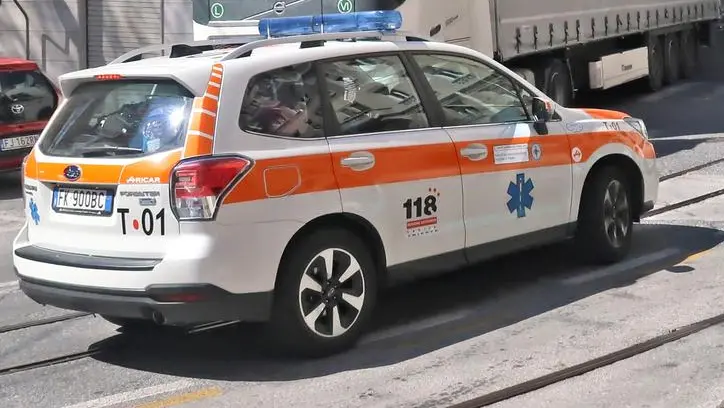 La ragazza è stata soccorsa dal personale di ambulanza e auto medica