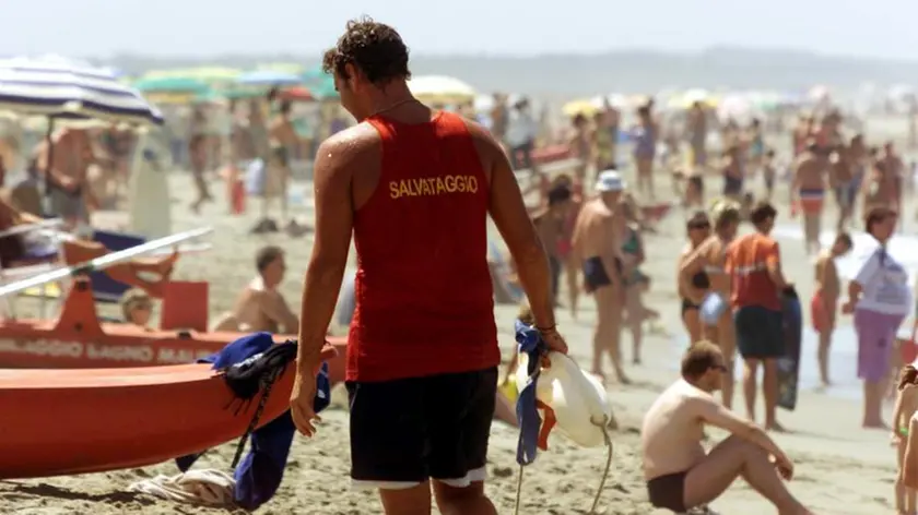 Un bagnino al lavoro in spiaggia