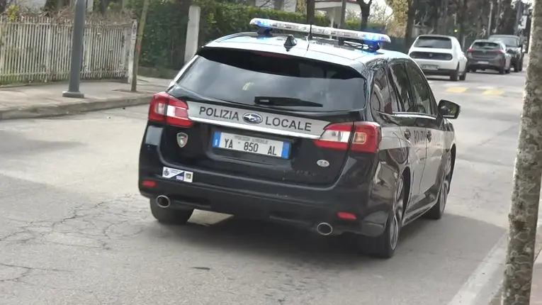 Un'auto della Polizia locale