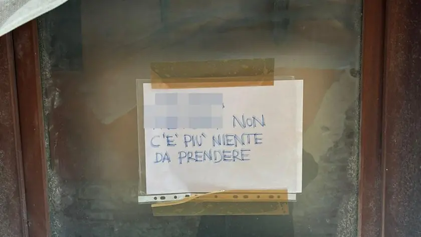 Il cartello con il messaggio al ladro