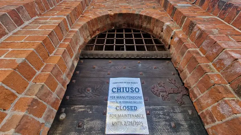 Il cartello che indica la chiusura del campanile (foto Interpress)