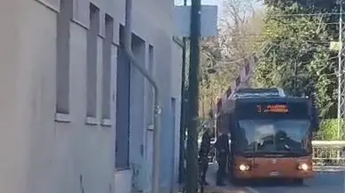 Il bus Actv rimasto incastrato sui binari al passaggio a livello di Carpenedo lo scorso novembre