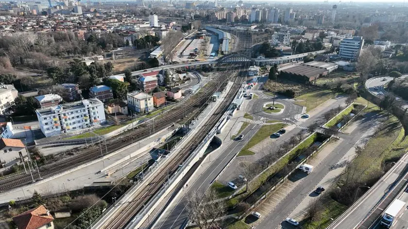 La nuova fermata e, sullo sfondo, la stazione di Mestre che dista un chilometro e mezzo