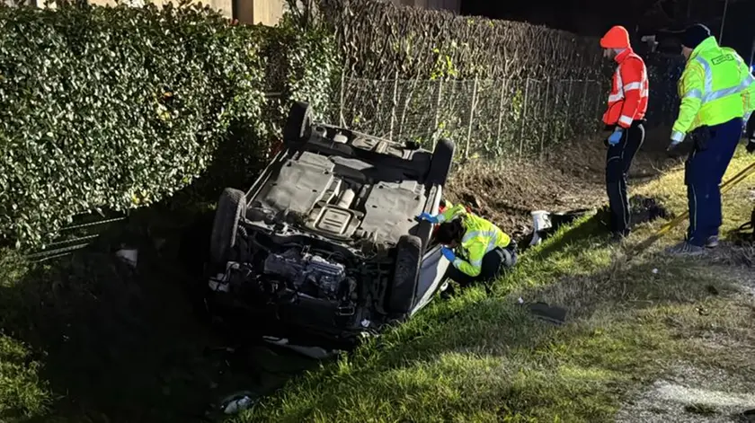 L'auto finita fuori strada ad Eraclea