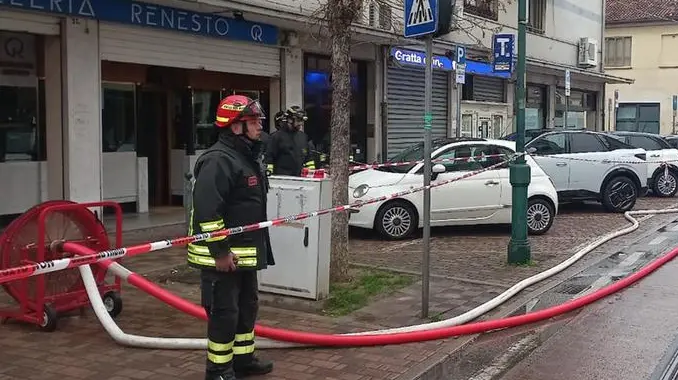 Le operazioni dei vigili del fuoco a Mestre per la fuga di gas