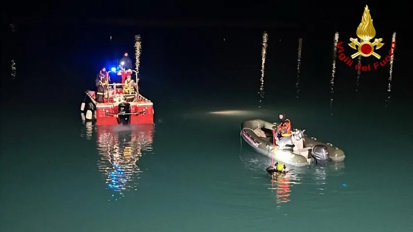 Recuperata l’auto sul fondo del lago Le Bandie, all’interno c’è un corpo