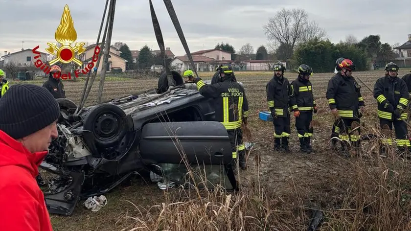 L'auto finita nel canale ad Asseggiano e recuperata dai vigili del fuoco