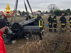 L'auto finita nel canale ad Asseggiano e recuperata dai vigili del fuoco