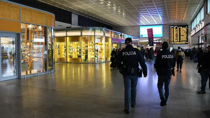 Poliziotti durante un servizio di controllo nella stazione di Venezia