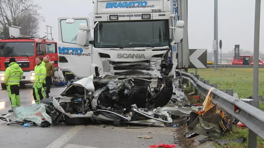 Quel che resta dell'auto dopo lo schianto con il camion sulla Triestina (foto Bortoluzzi)