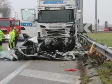 Quel che resta dell'auto dopo lo schianto con il camion sulla Triestina (foto Bortoluzzi)