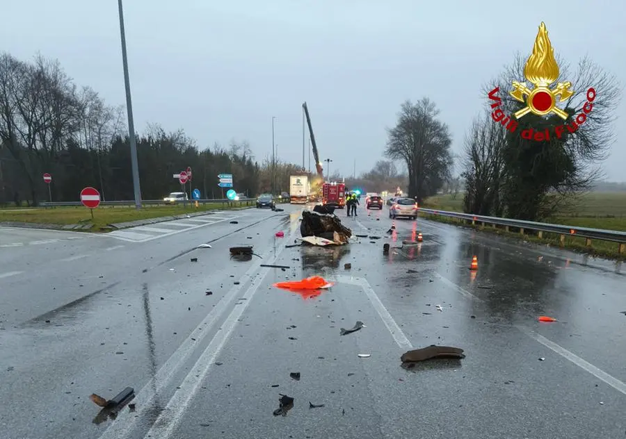 Un pezzo dell'auto che si è spezzata in due