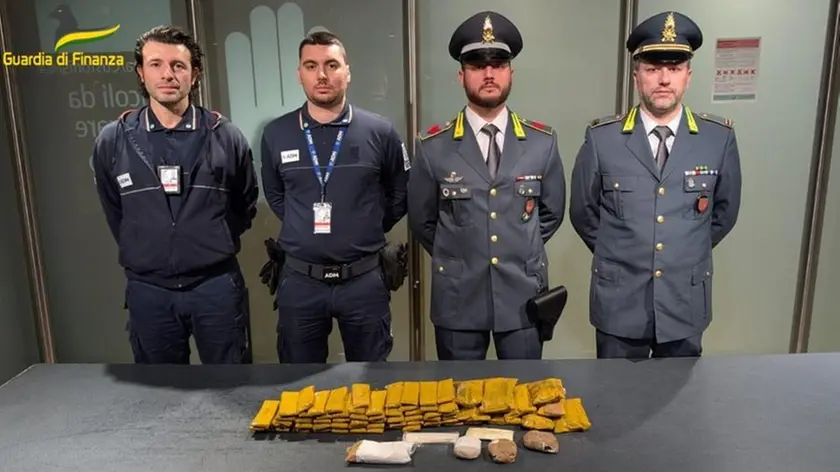 Parte della droga sequestrata al passeggero a Tessera