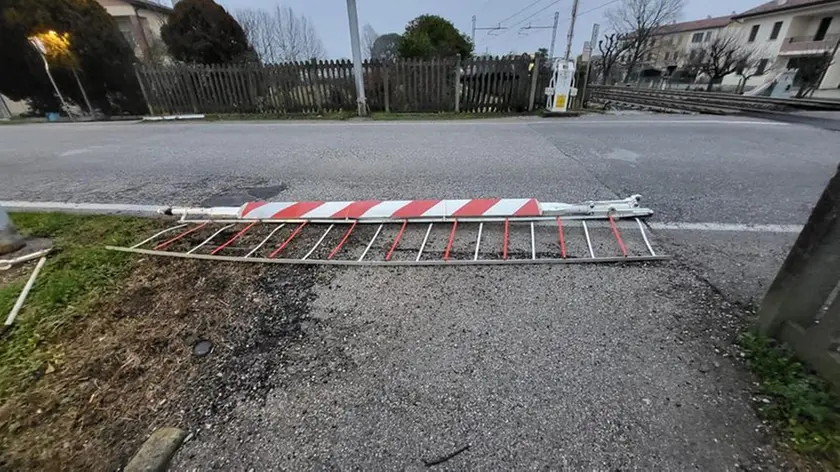 Le sbarre abbattute del passaggio a livello a Ceggia