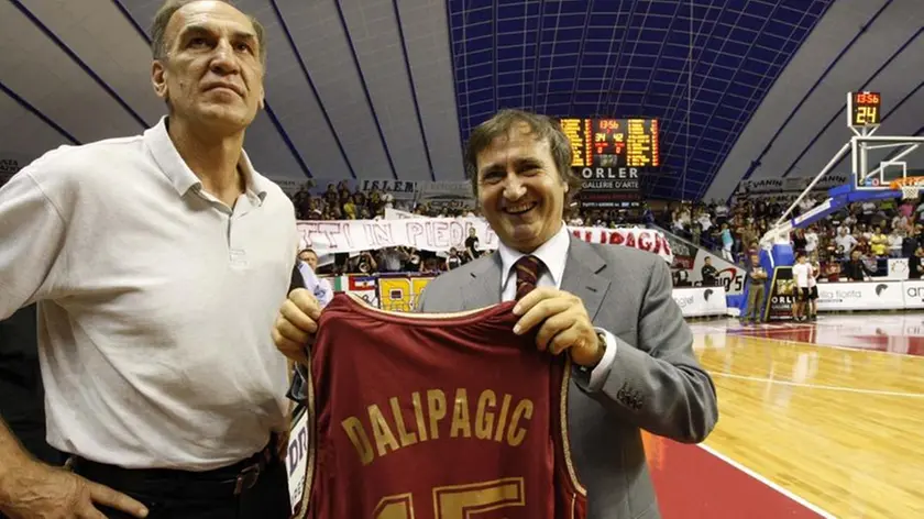 Drazen Dalipagic con un giovanissimo Brugnaro al Taliercio