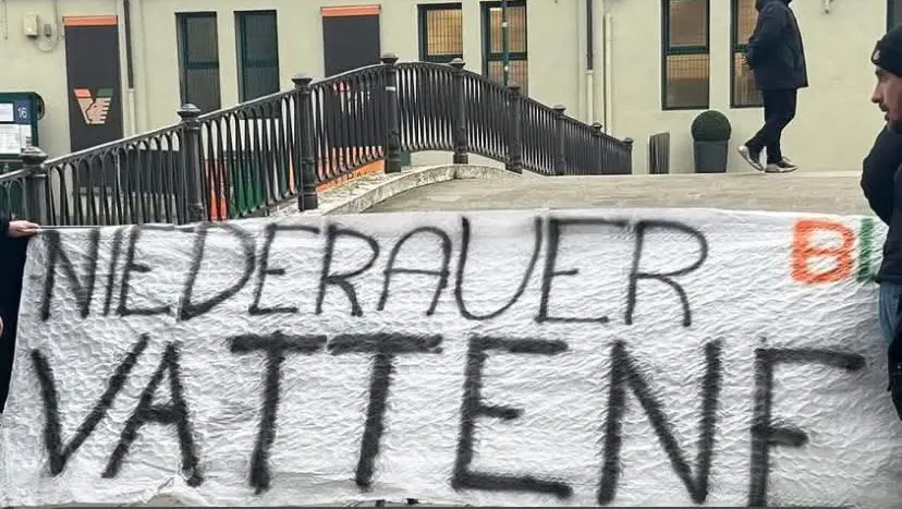 Lo striscione affisso davanti al ponte che porta alla tribuna del Penzo