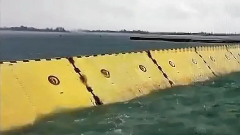 Le paratorie del Mose alzate contro l'acqua alta
