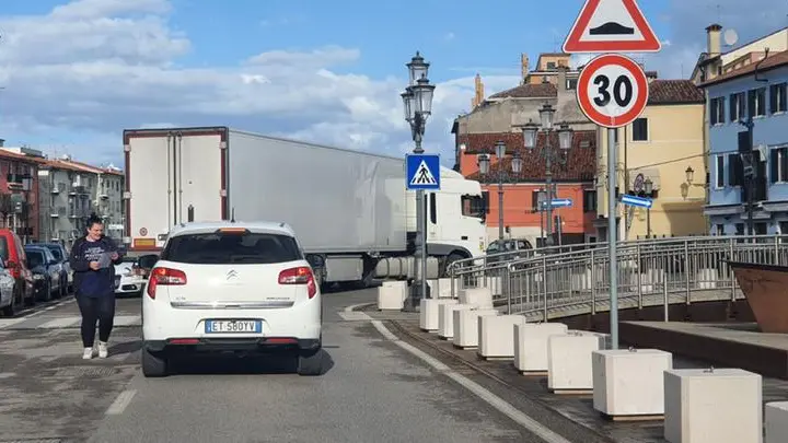 Il tir bloccato a Chioggia