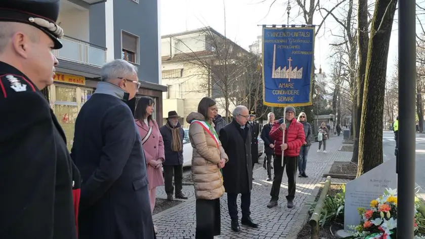 Un momento della commemorazione di stamattina in via Garibaldi