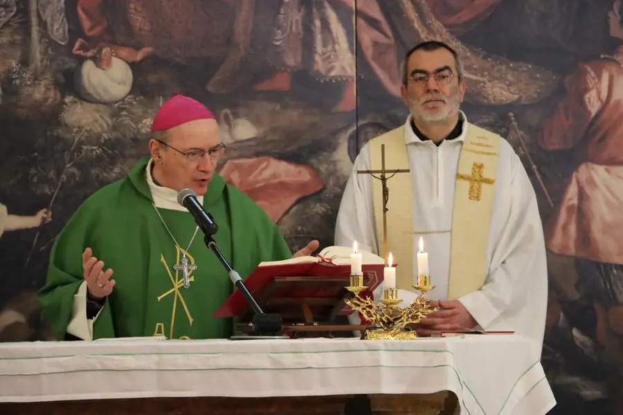 L'arcivescovo Redaelli con don Cadamuro durante l'omelia