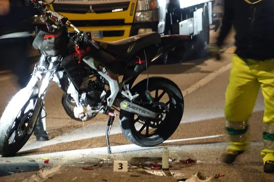 La moto sul luogo dell'incidente (Foto Pòrcile)