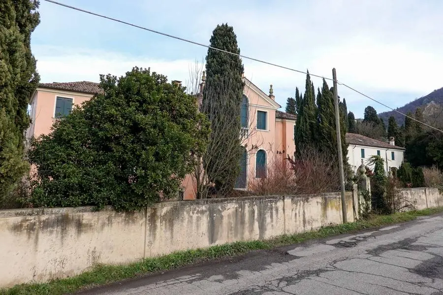 A Cinto Euganeo ecco le condizioni di villa Rodella, dove per anni ha vissuto l'allora presidente del Veneto Giancarlo Galan. Del lusso e degli sfarzi di quel periodo, nemmeno più l'ombra. Regnano incuria, muffe, il giardino incolto. La dimora ora è all'asta, due le onlus che se la stanno contendendo.