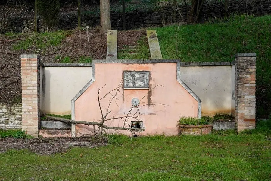 A Cinto Euganeo ecco le condizioni di villa Rodella, dove per anni ha vissuto l'allora presidente del Veneto Giancarlo Galan. Del lusso e degli sfarzi di quel periodo, nemmeno più l'ombra. Regnano incuria, muffe, il giardino incolto. La dimora ora è all'asta, due le onlus che se la stanno contendendo.