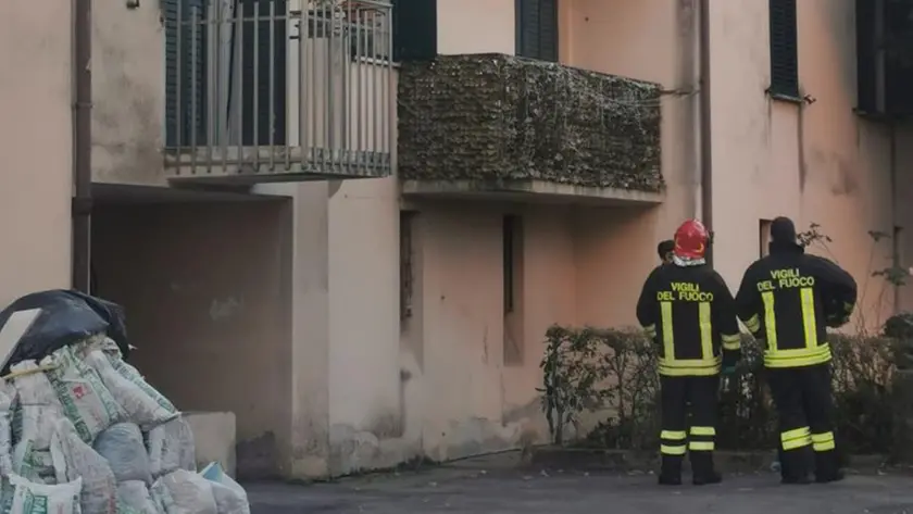 Dà fuoco alla casa dell'ex