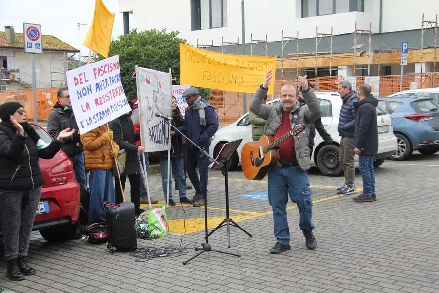 Il presidio antifascista in centro a Portegrandi