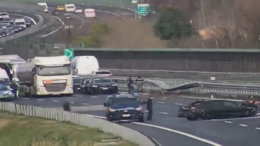 L'auto uscita di strada da sola sul Passante di Mestre